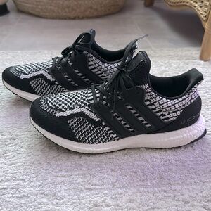 Adidas Ultraboost 5.0 DNA sneakers in Core Black/ Cloud White Size W 8 - M 6.5